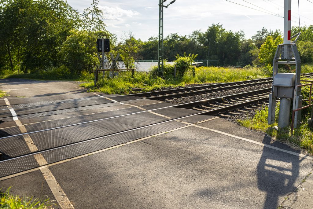 Como o monitoramento inteligente em passagens de nível transforma a segurança ferroviária