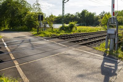 Como o monitoramento inteligente em passagens de nível transforma a segurança ferroviária