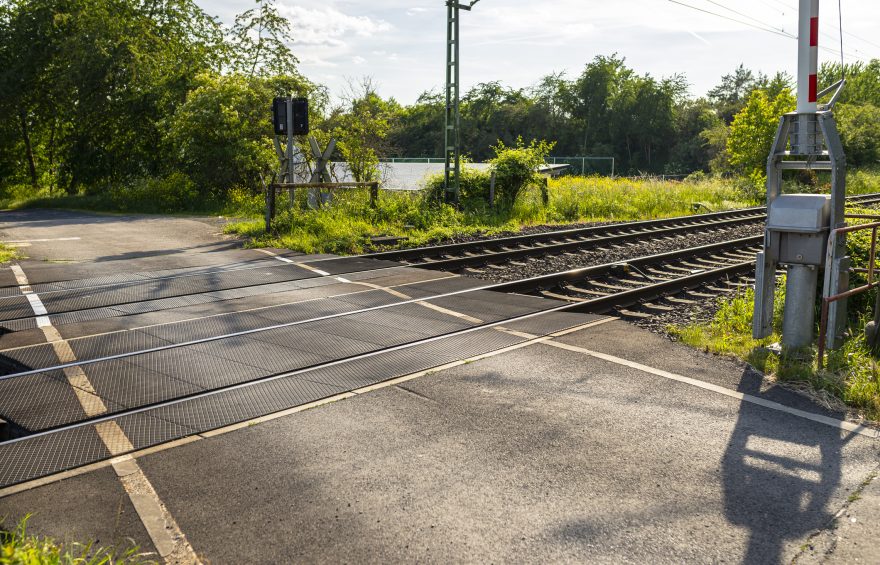 Como o monitoramento inteligente em passagens de nível transforma a segurança ferroviária